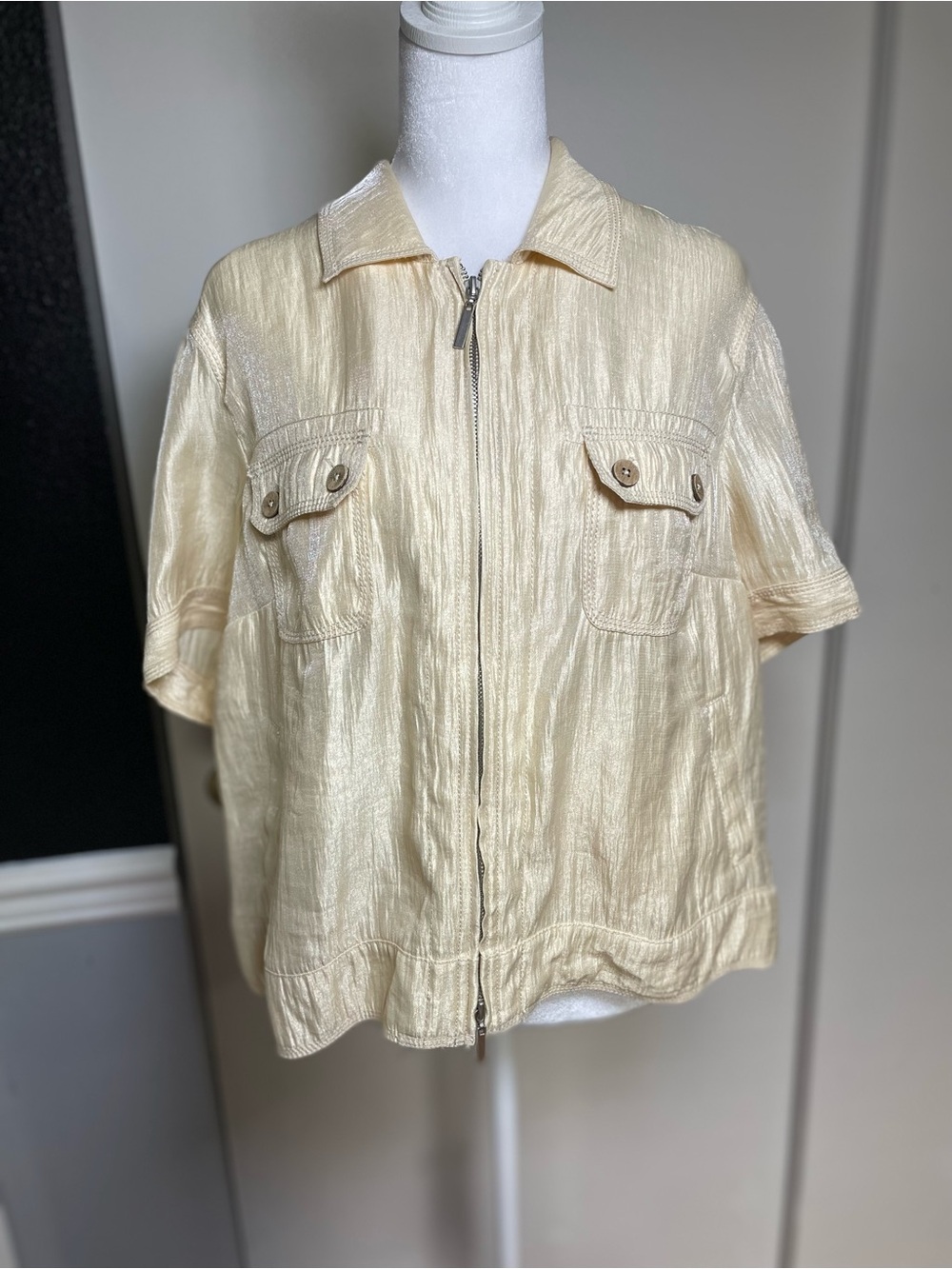 JH Collectibles Light Cream Short-Sleeve Zip Shirt